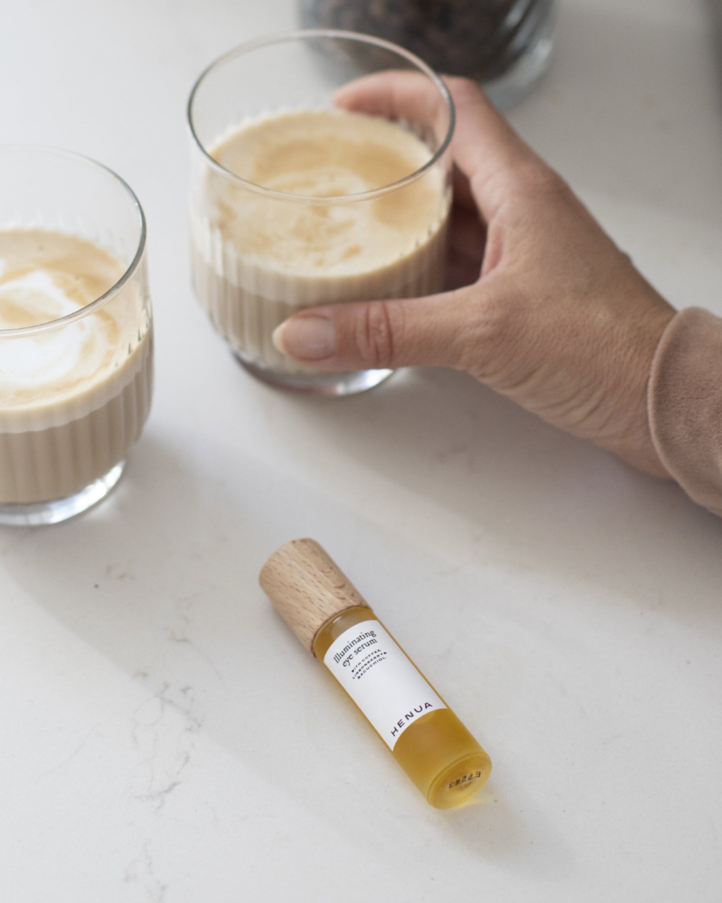 Švytėjimo suteikiantis paakių serumas