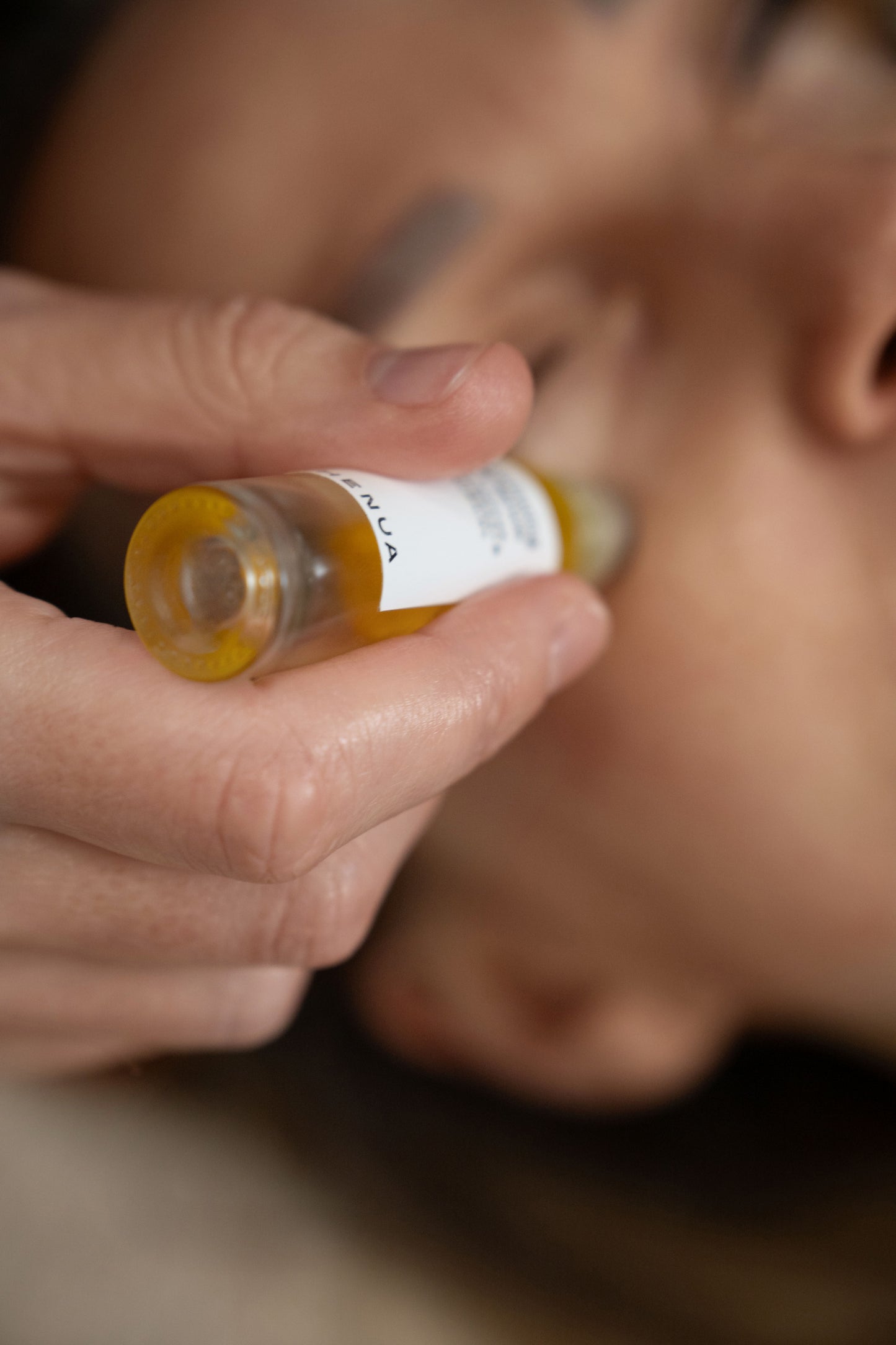 Švytėjimo suteikiantis paakių serumas